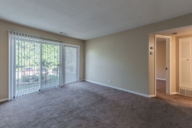 Building Photo - Modern 1BR Middle Floor Condo – Pool Access & Utilities