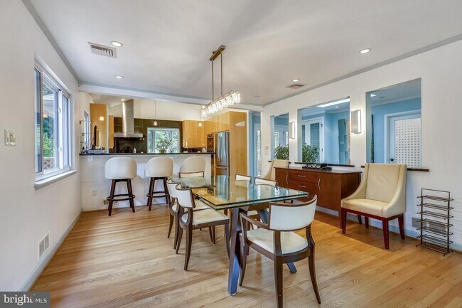 Foto del edificio - 3303 Shirley Ln