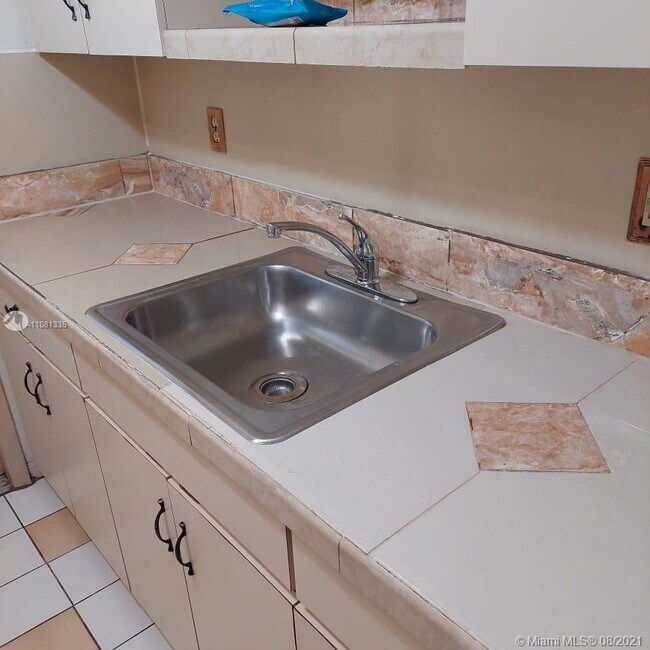 Foto del edificio - 1581 NE 8th St