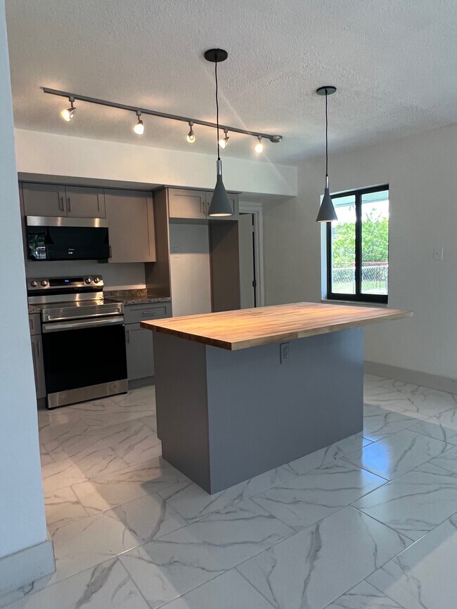 Foto del edificio - 220 SW 8th Ave