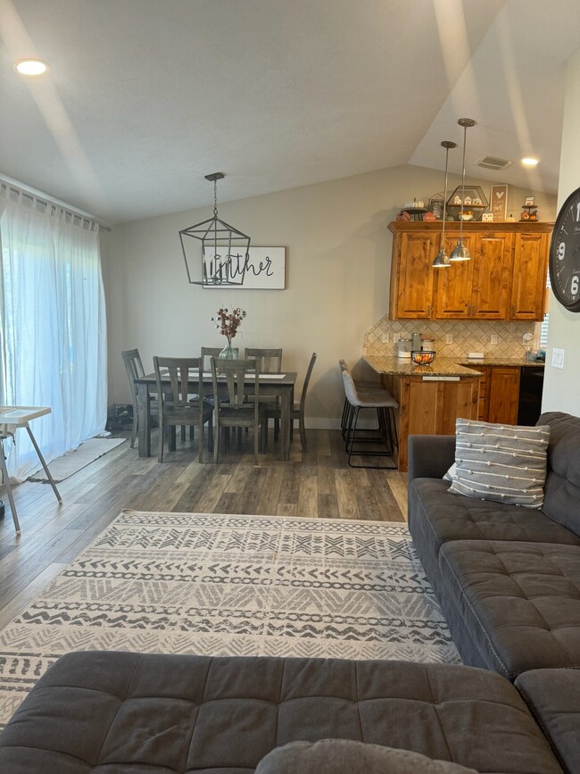 Building Photo - 1775 Brookview Dr