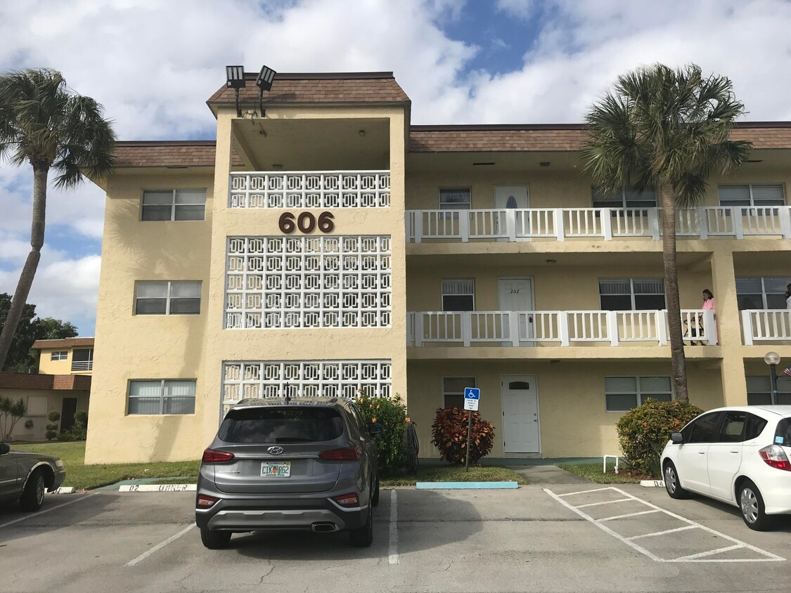 606 SW Natura Blvd Unit 202, Deerfield Beach, FL 33441 Condo for Rent