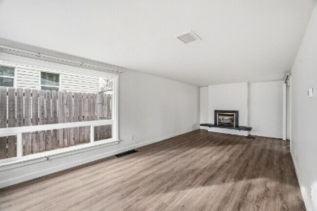 Building Photo - Charming South Hill Home!