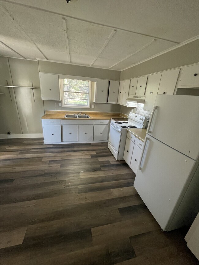 Building Photo - 132 Hayes Dr