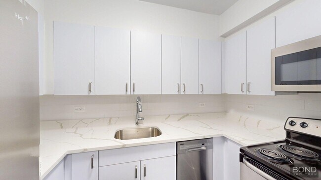 Building Photo - 219 E 69th St