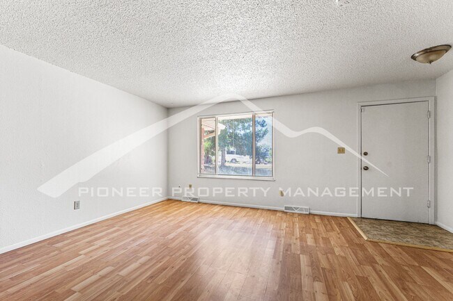 Building Photo - Large Duplex with Central AC and Fenced in...