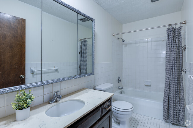 2BR, 1BA - 1020SF - Bathroom - Victoria Flats Roseville