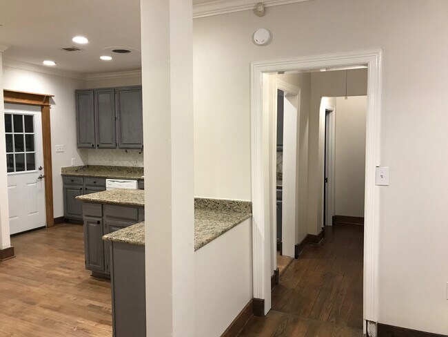 Foto del edificio - 1430 Hubert St