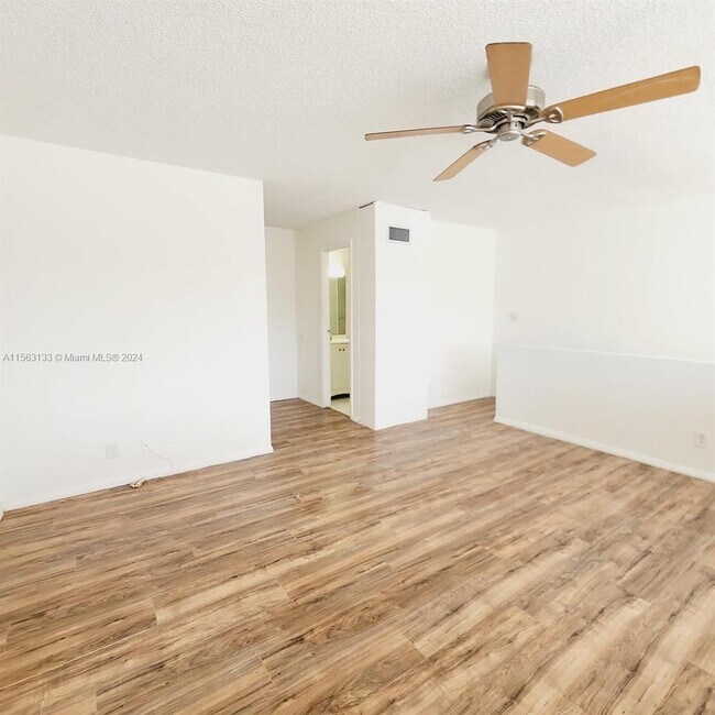 Foto del edificio - 18051 NW 68th Ave