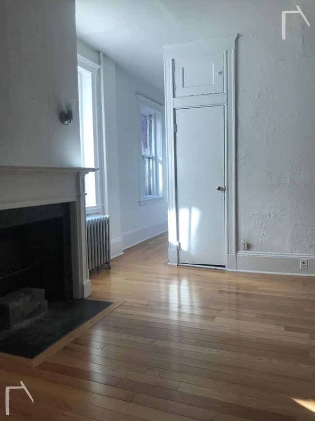 Building Photo - Avl NOW, No Fee! Charming 2-room studio in...