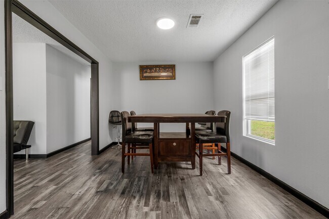 Foto del edificio - 541 Trails End Dr