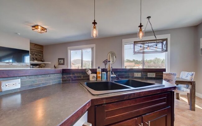 Foto del edificio - Charming 5-Bedroom Family Home