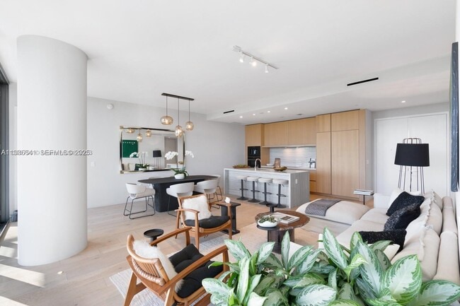 Foto del edificio - 8701 Collins Ave