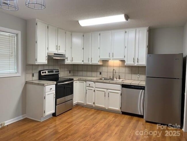 Building Photo - Move-In Ready 3BR/2BA with New Appliances ...
