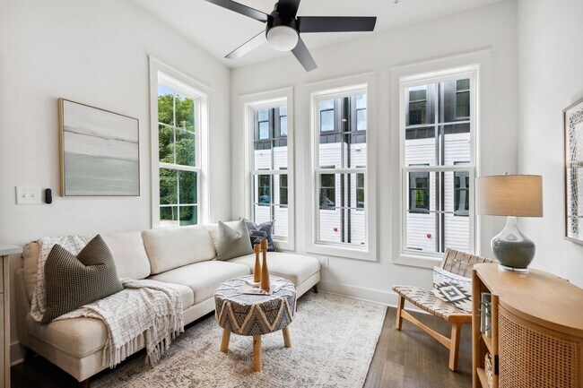 Foto del edificio - Designer Townhome Walking Distance to Summ...