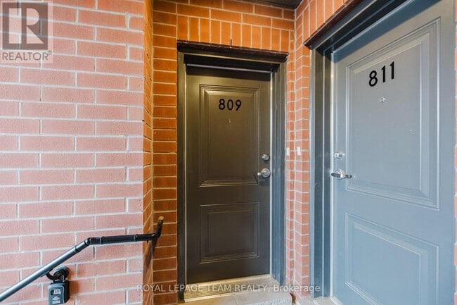 Building Photo - 809 Silhouette Private