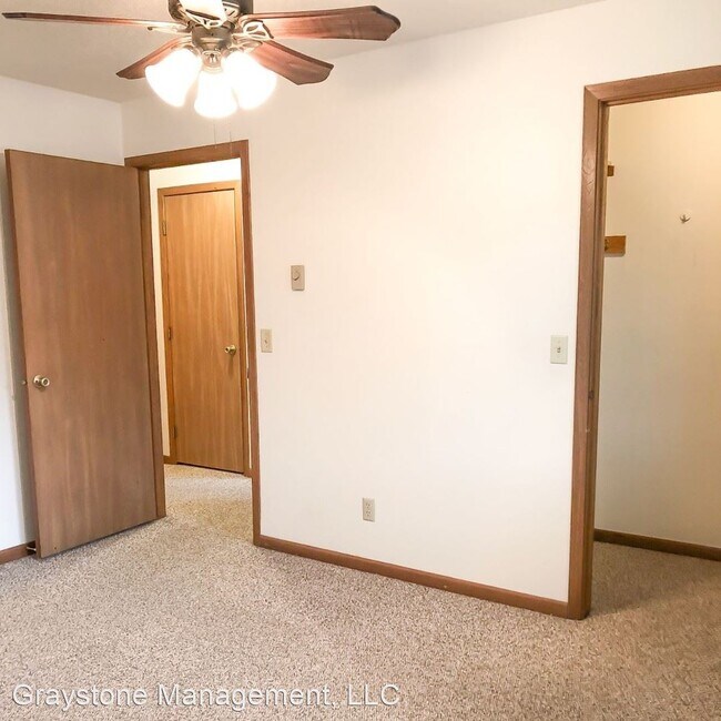 Building Photo - 927 Briar Ln