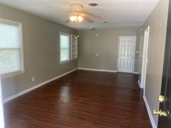 Foto del edificio - **ON HOLD**3 Bedroom / 1 Bathroom Home for...