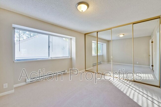 Building Photo - 3041 Kaiser Dr