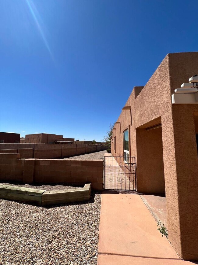 Building Photo - 4 br, 2 bath House - 1020 Via Chamisa NE