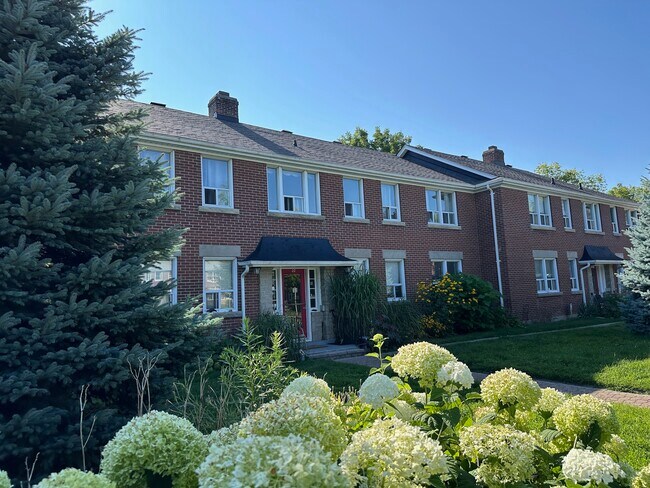 Photo du bâtiment - BRIGHT AND SPACIOUS 2-BEDROOM APARTMENT FO...