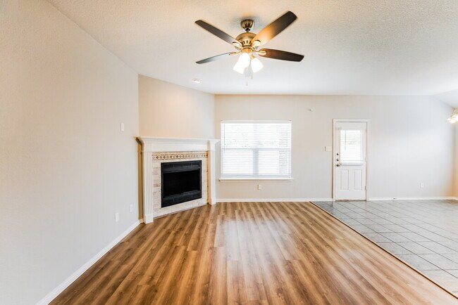 Building Photo - 1602 Sabine Dr