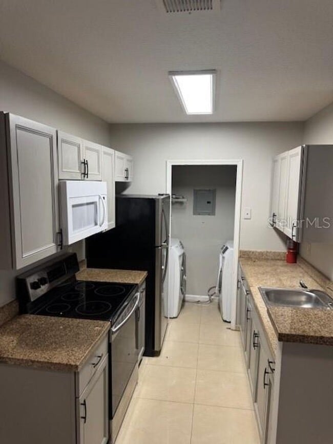 Building Photo - First-Floor 2-Bed, 2-Bath Condo Near Unive...