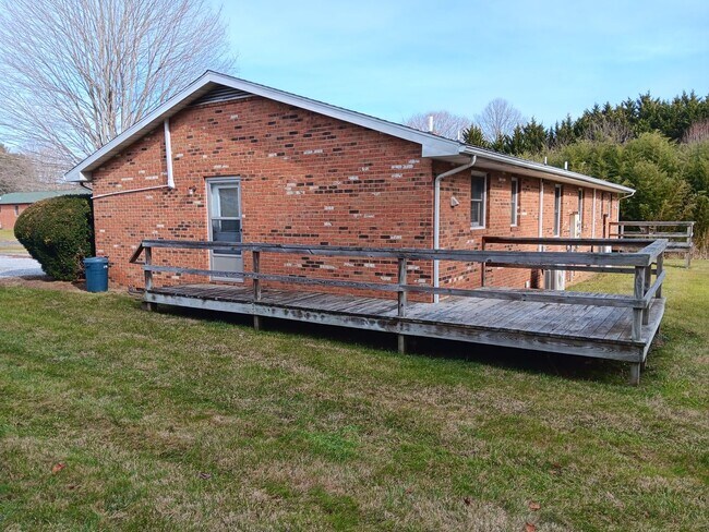 Foto del edificio - Blacksburg, 2 BR / 1 BA, Available Now