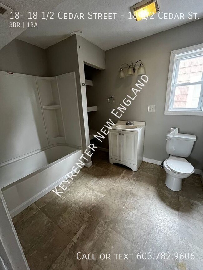 Building Photo - 3 Bedroom, 2 Level Unit Available