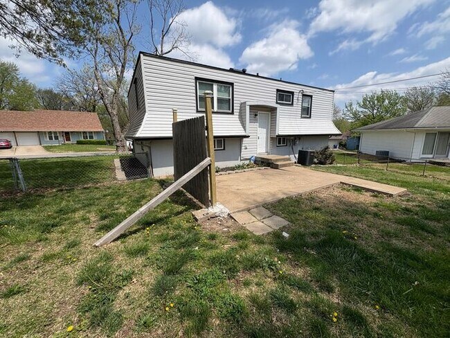Foto del edificio - Comfortable 3-Bedroom Home with Fenced Yar...