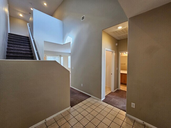 Building Photo - 4 Bedroom Summerlin Home w/ 1st Floor Prim...