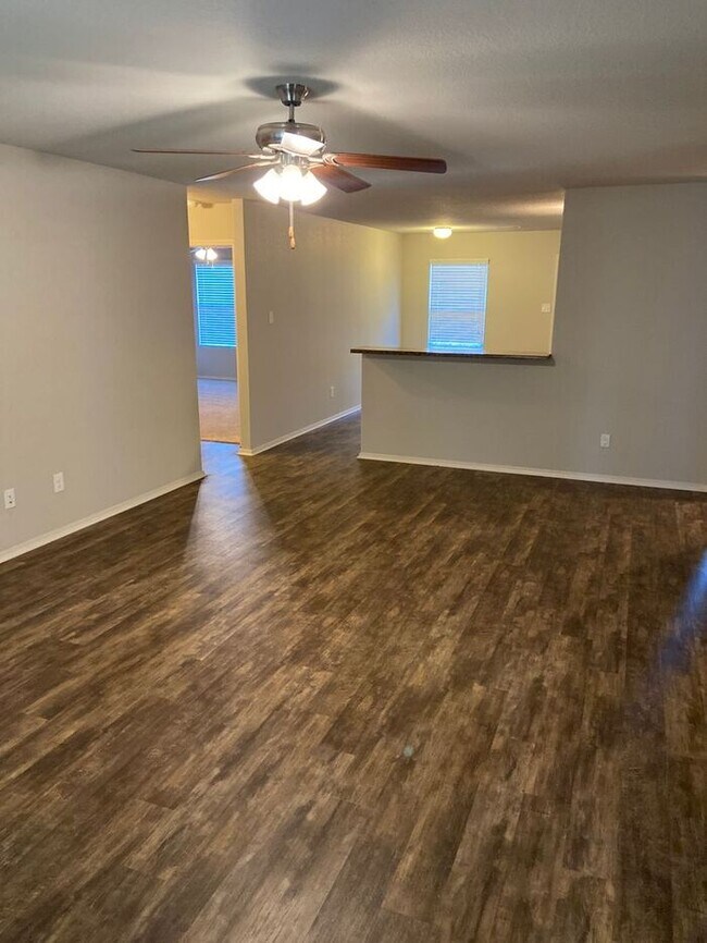 Building Photo - 942 Pinehurst Loop