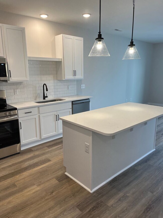 Building Photo - Brand New Townhome, great location