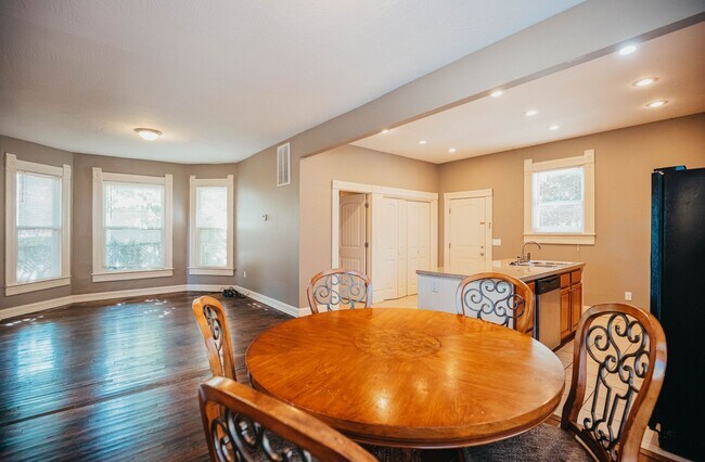 Foto del edificio - Stunning 5 bed 2 bath House ** Beautiful Upscale Living!!