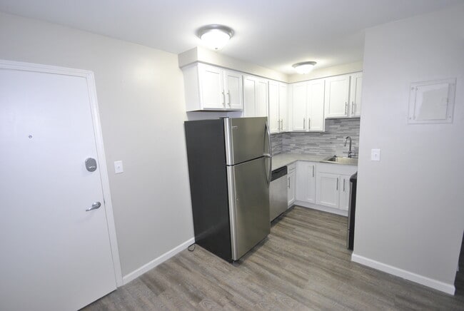 Building Photo - 728 S Main St