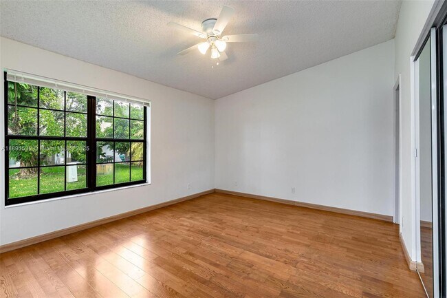 Foto del edificio - 5442 Lakewood Cir S