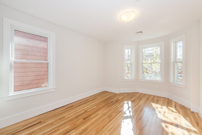 Foto del edificio - 12 Second St. Unit 3