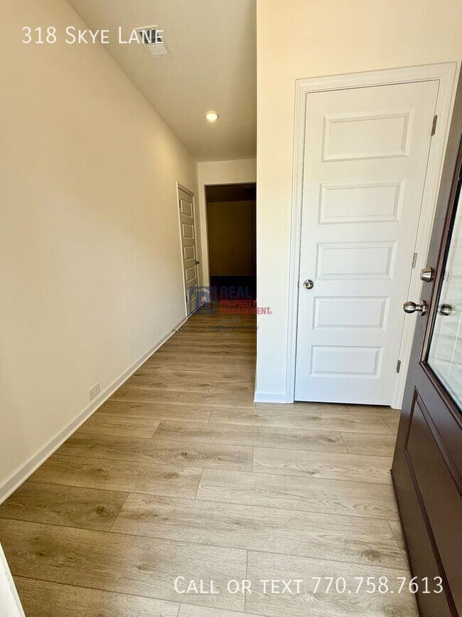 Foto del edificio - 318 Skye Ln