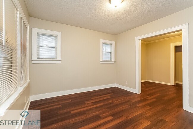 Foto del edificio - REDUCED! - Now offering One Month Free!
