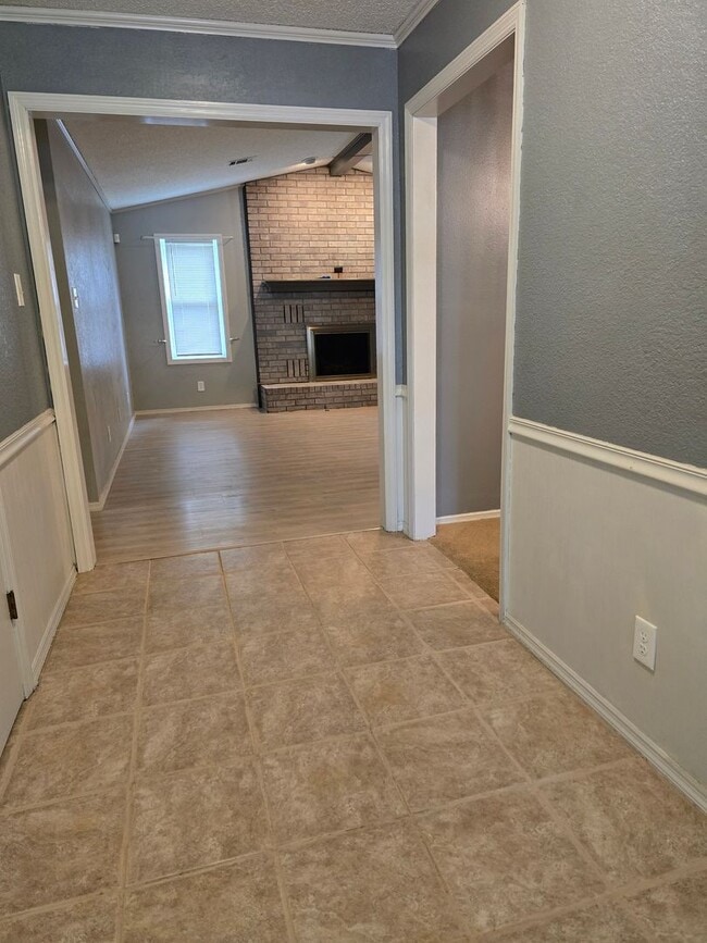 Foto del edificio - 3 bedroom 2 bath home with basement for lease