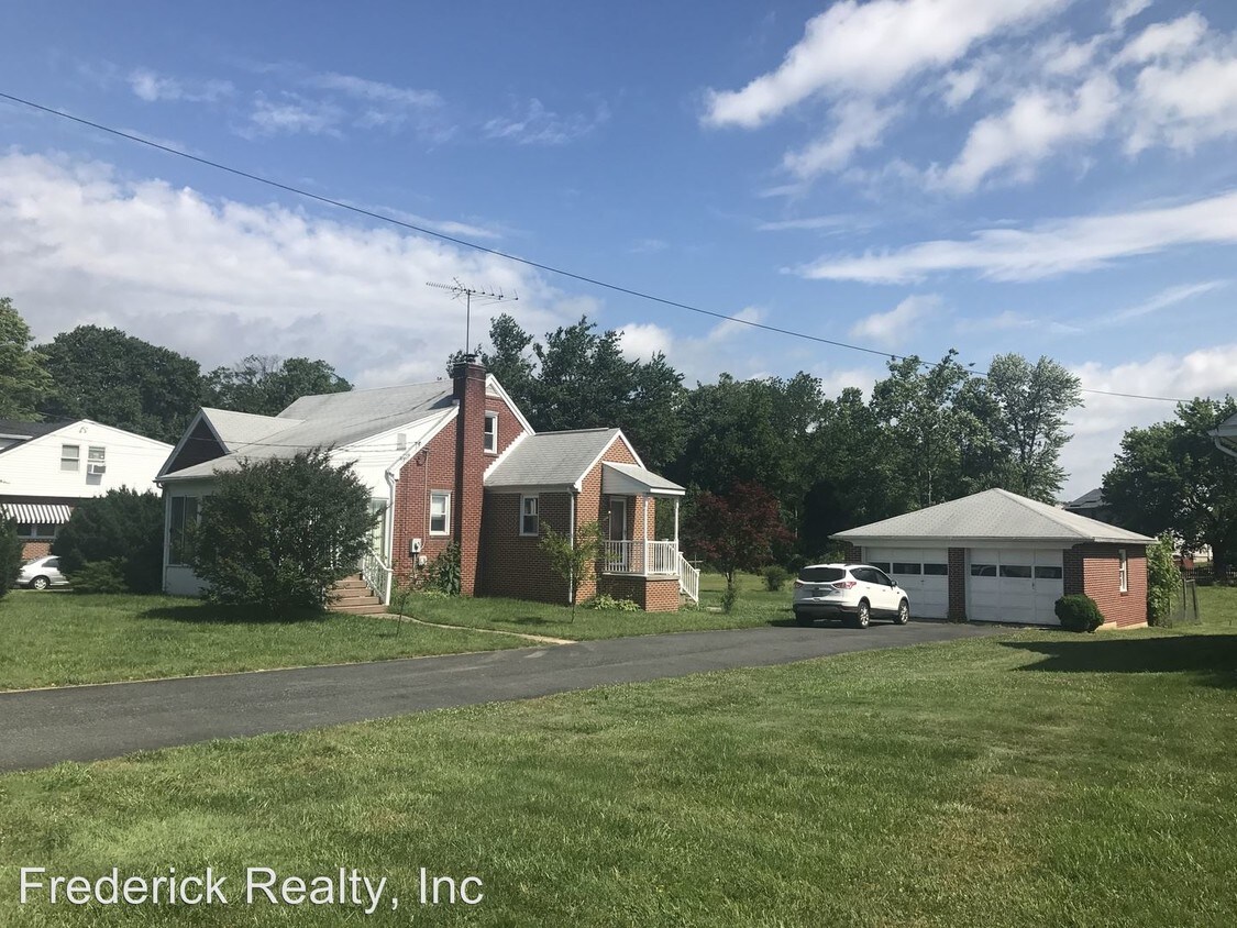 Primary Photo - 4 br, 2 bath House - 803 Long Bar Harbor Rd.