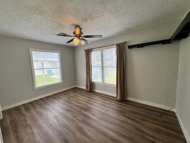 Building Photo - 1415 W Kent Dr