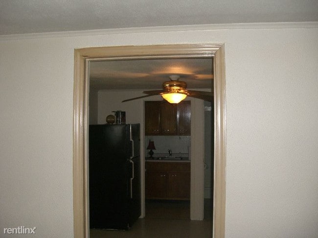 Building Photo - 558 Goucher St