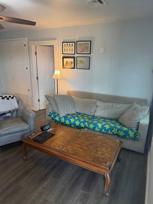 Foto del edificio - 815 E Lindsey St