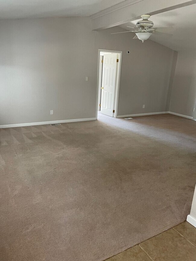 Building Photo - Country Home in Granite Bay