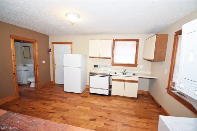 Building Photo - 668 Sumner St