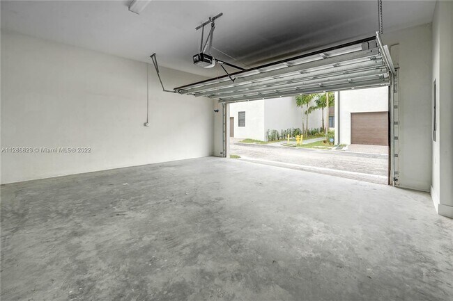 Building Photo - 4401 NW 80th Ct