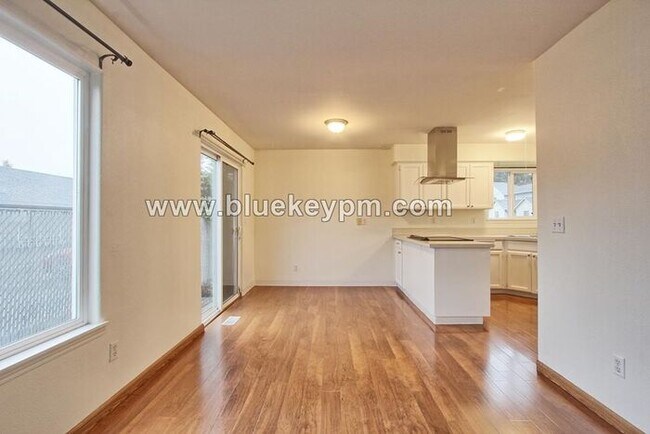 Foto del edificio - 3 Bed, 2.5 Bath Condo with 1 Car Garage Near Van Mall