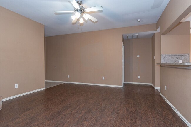 Building Photo - Spacious Three Bedroom Home!!