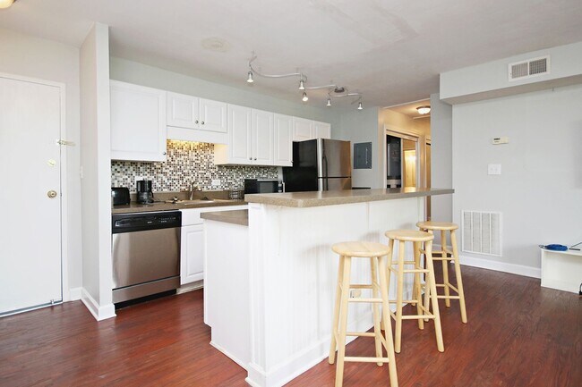 Foto del edificio - Furnished Condo Convenient to UVA Grounds ...